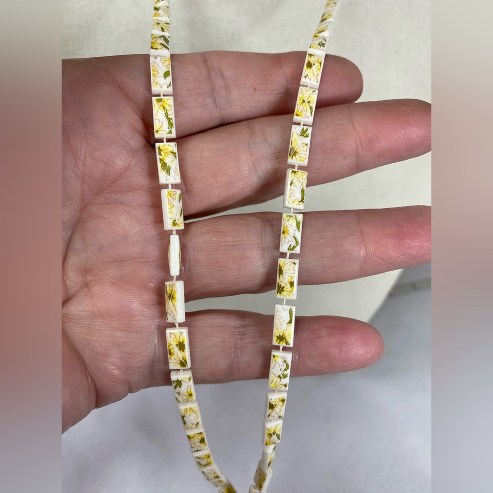 Vintage 70’s lucite floral embossed necklace